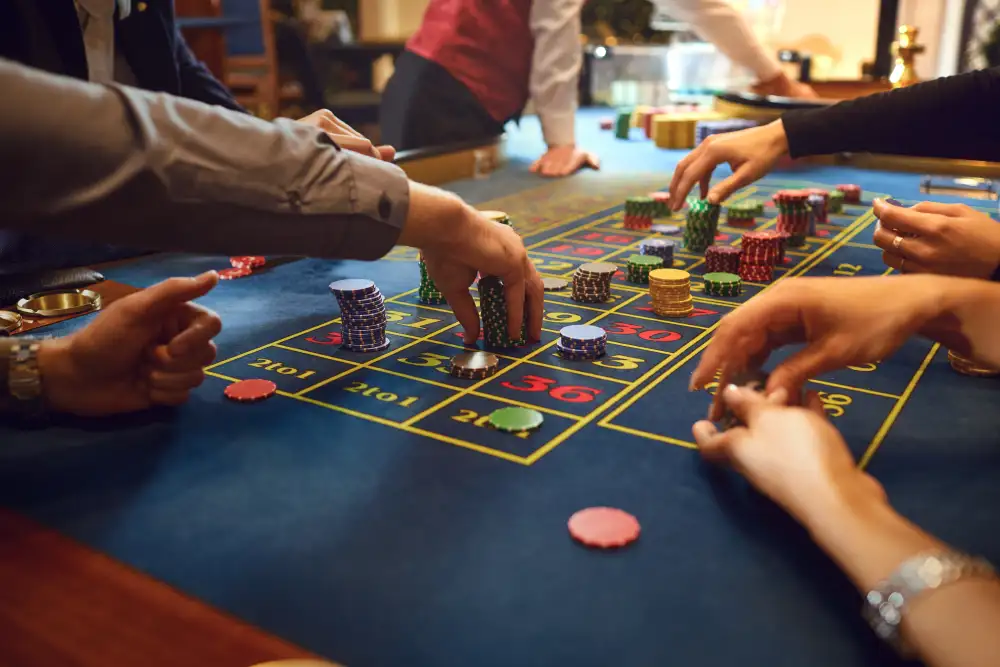 Belebter Casino-Roulette-Tisch mit vielen Chips, wo Duftmarketing die Konzentration und das Wohlbefinden der Spieler steigert.