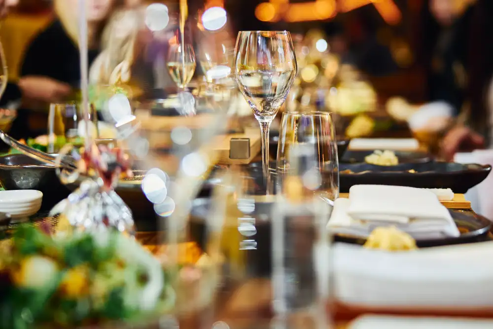 Nahaufnahme eines dampfenden, handgemachten Pastagerichts mit frischen Kräutern auf einem rustikalen Teller, visuelle Beduftung simuliert durch Duftmarketing für Appetitanregung.