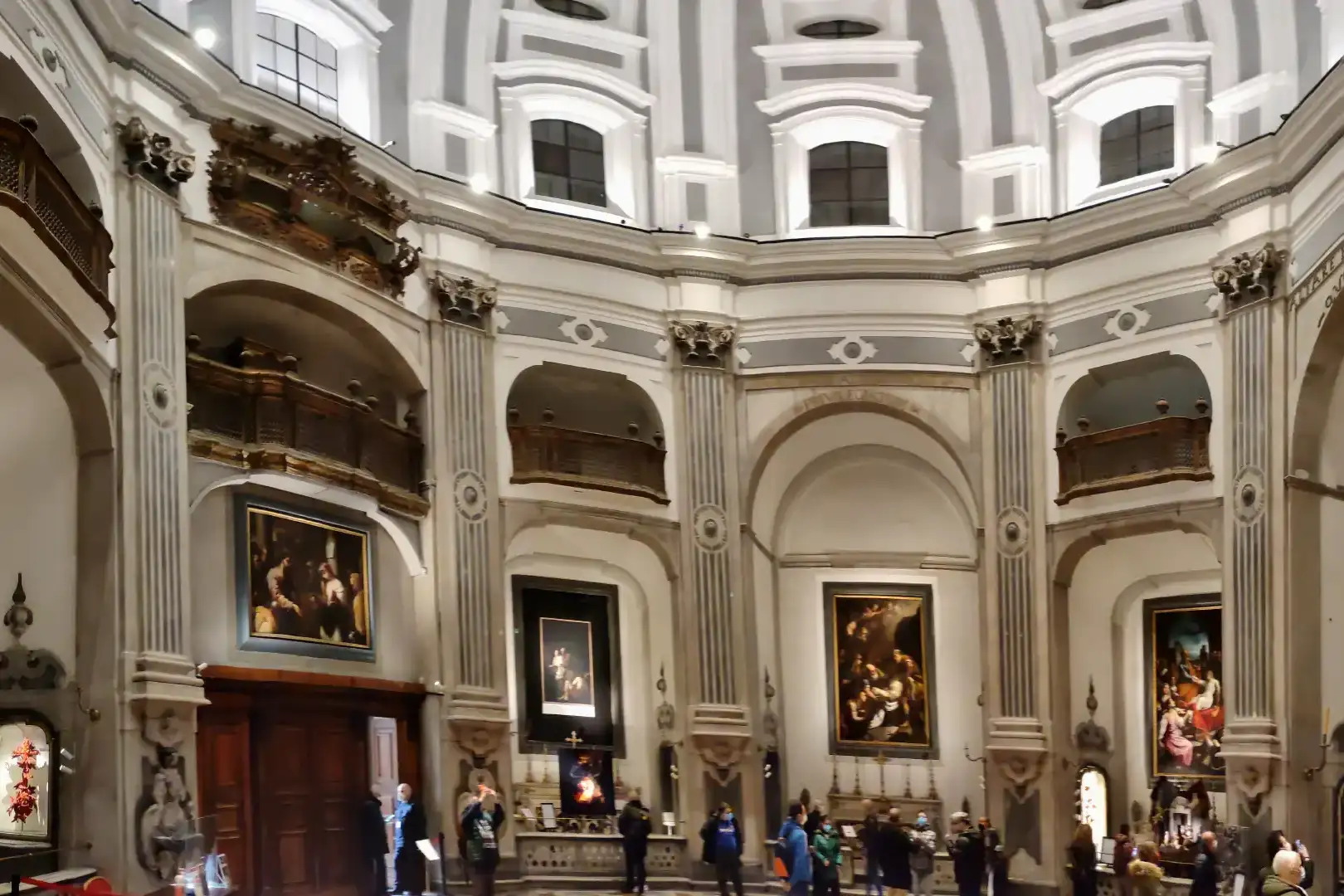 Weitwinkelaufnahme eines modernen Museumsinnenraums mit einer großen Erdkugel, die die architektonischen Herausforderungen für eine professionelle Raumbeduftung illustriert.