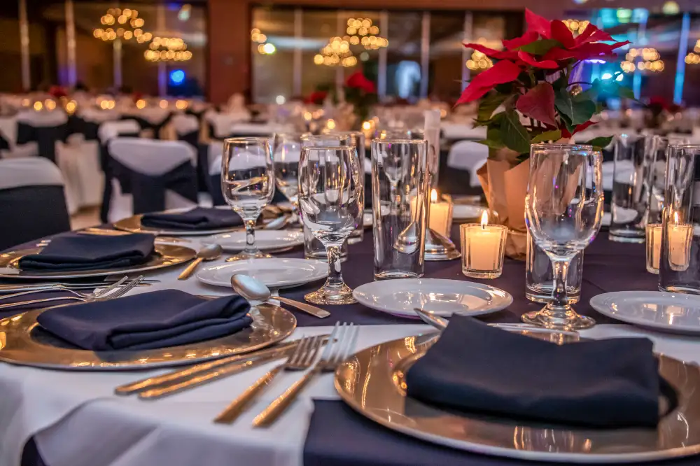 Nahaufnahme eines perfekt gedeckten Fine Dining-Tisches mit Kristallgläsern, Silbergeschirr und Kerzen, unterstreicht die Exklusivität und das Premium-Erlebnis durch edle Duftnoten.